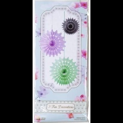 Três decorações penduradas em roxo, verde e preto em embalagem floral