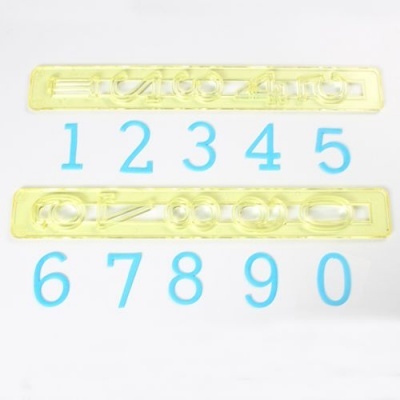 Dois moldes plásticos amarelos para números com números azuis em fundo branco