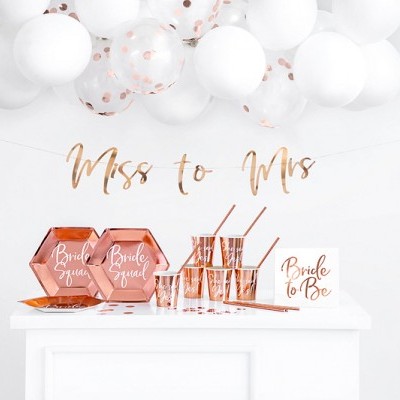 Decoração para despedida de solteira com letras 'Miss to Mrs' e balões brancos