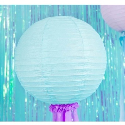 Globo de papel azul claro com franjas roxas e decoração azul brilhante