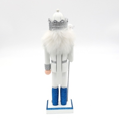 Boneco soldado de madeira branco com coroa prateada e botas azuis brilhantes