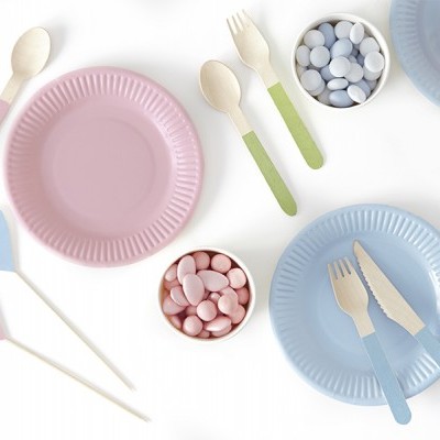 Utensílios de mesa descartáveis em tons pastel com pratos, talheres e bolinhas coloridas