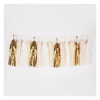 Guirlanda decorativa com tasséis branco, bege e dourado pendurados