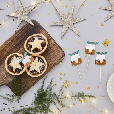 Tartes com cobertura de estrela em tábua de madeira e decoração natalícia à volta
