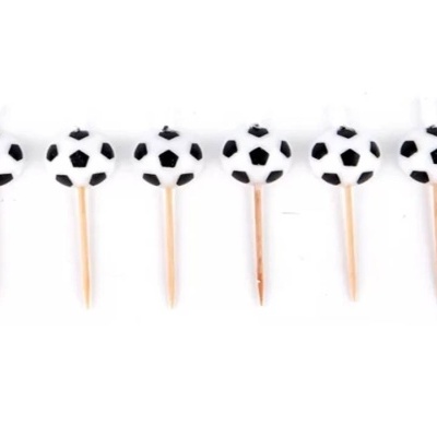 palitos com bolas de futebol brancas e pretas