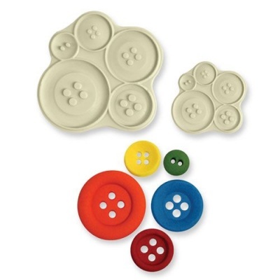 Moldes de silicone bege com botões coloridos.