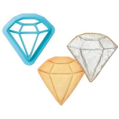 Cortador azul de plástico em forma de diamante com dois biscoitos decorados