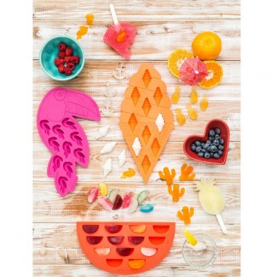 Moldes de silicone para gelo com frutas frescas sobre madeira clara