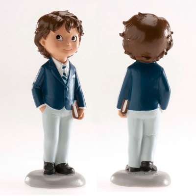 Figura decorativa de menino em roupa formal azul e branca, segurando um livro