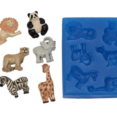 Conjunto de moldes e figuras de animais em plástico com matriz de silicone azul.