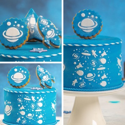 Bolo azul decorado com temas espaciais e biscoitos temáticos azuis e brancos