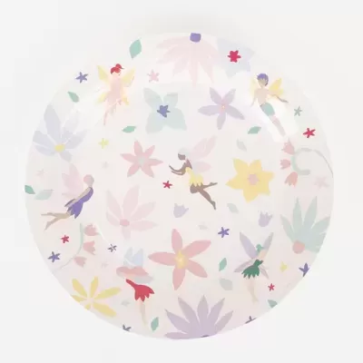 Chapéu redondo com padrão de fadas coloridas e flores pastel em fundo branco