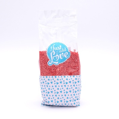 Embalagem transparente com confeitos vermelhos e etiqueta Just add Love