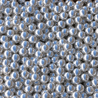 Esferas metálicas prateadas pequenas refletindo luz