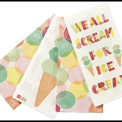 Guardanapos de papel com padrões e texto colorido sobre gelado