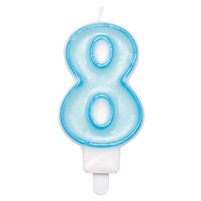 Vela azul clara em forma do número 8 com contorno azul escuro
