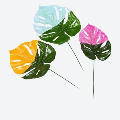 Conjunto de três folhas decorativas artificiais coloridas com caules finos sobre fundo branco