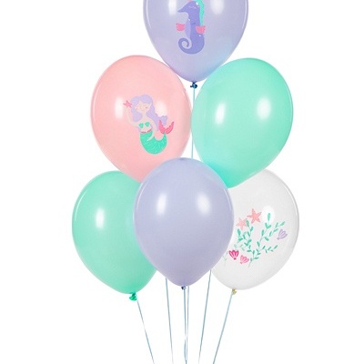 Conjunto de balões coloridos com desenhos de sereia, cavalo-marinho e flores.