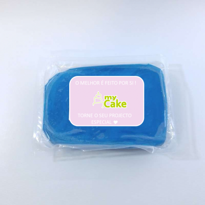 Massa para modelar azul embalada com etiqueta rosa e texto promocional