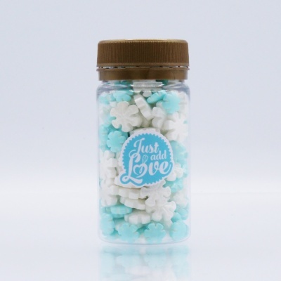 Pote plástico com confetis azuis e brancos e etiqueta 'Just add Love'.