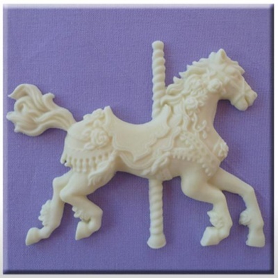 Figura decorativa de cavalo branco de carrossel sobre fundo roxo