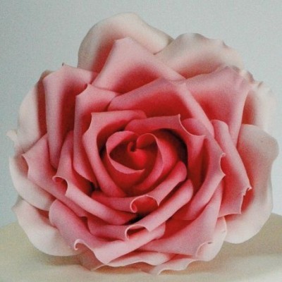 Flor artificial rosa com várias camadas de pétalas em tons de rosa