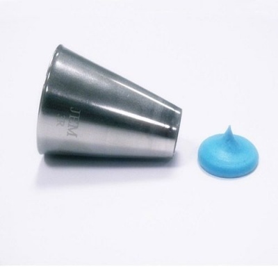 Bico de confeitar metálico com creme azul