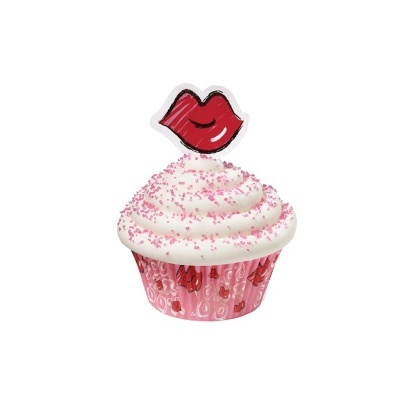 Cupcake com cobertura branca, granulados rosa, papel rosa com corações e topper de lábios vermelhos