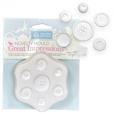 Molde de silicone branco com botões, etiqueta azul e branca