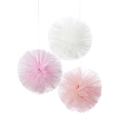Três pompons decorativos em tule branco e tons de rosa