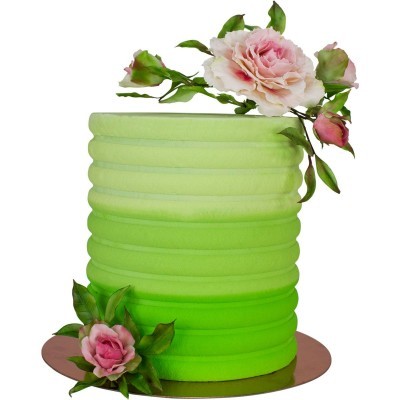 Bolo verde degradé com textura canelada e flores em pasta americana rosa e branca