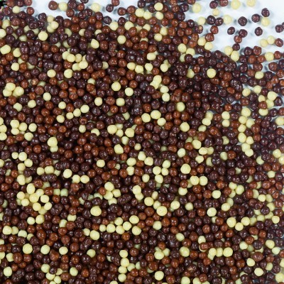 Bolinha de chocolate em diferentes cores sobre fundo branco