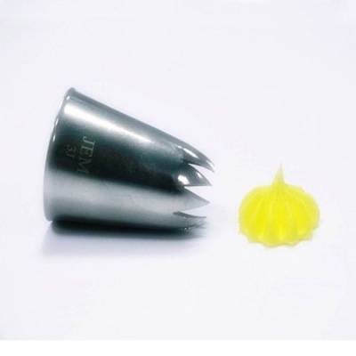 Bico de pasteleiro metálico prateado e decoração amarela em fundo branco