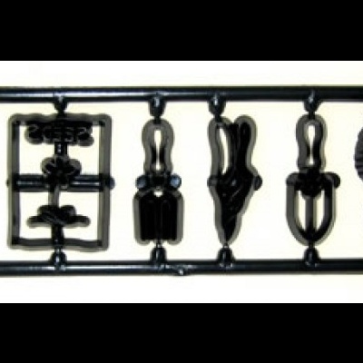 Conjunto de peças plásticas pretas em suporte retangular com várias formas de ferramentas e pincel