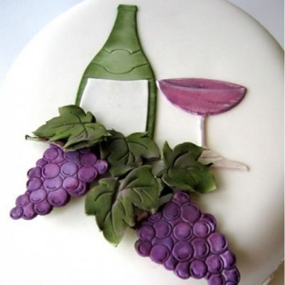 Bolo decorado com tema de vinho e uvas em pasta