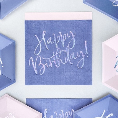 Guardanapos e pratos de papel azul e rosa com texto 'Happy Birthday!' em caligrafia cursiva