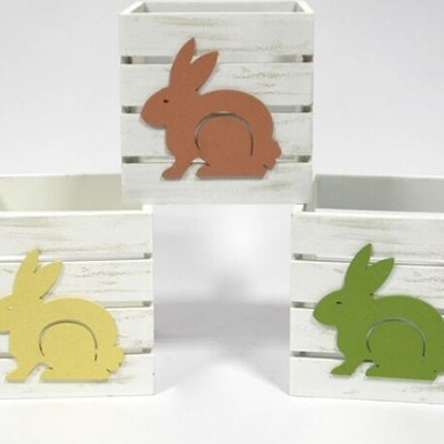Caixas de madeira brancas com coelhos coloridos em relevo