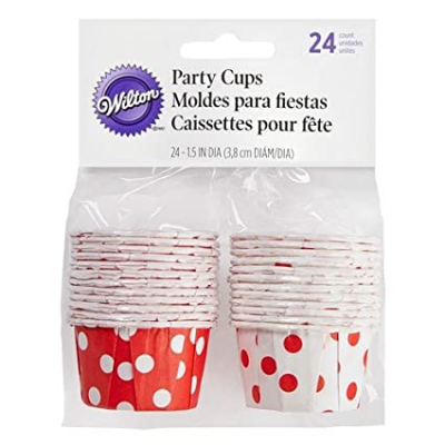 Embalagem com 24 formas de papel para festas Wilton, vermelhas e brancas com bolinhas.
