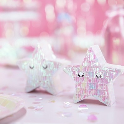 Objetos decorativos em forma de estrela com acabamento em mosaico iridescente e olhos desenhados