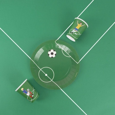 Conjunto de festa verde com tema de futebol composto por prato e copos descartáveis.