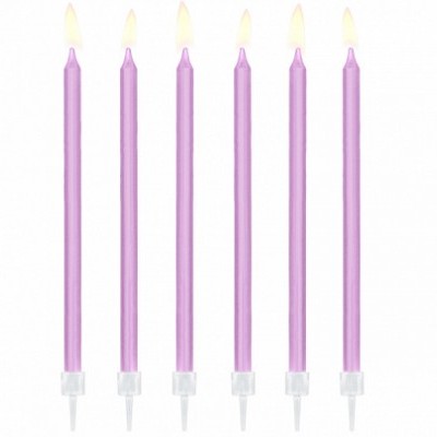 Seis velas finas lilás claras acesas em linha com bases transparentes