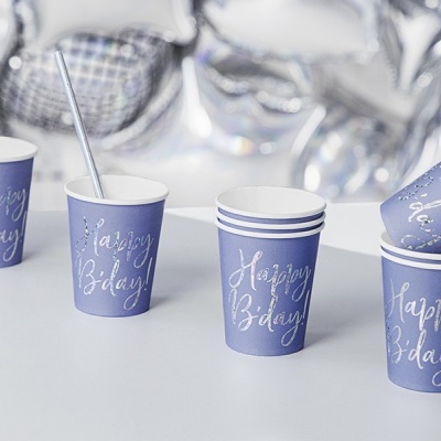 Copos descartáveis azuis com texto Happy B'day branco sobre superfície branca