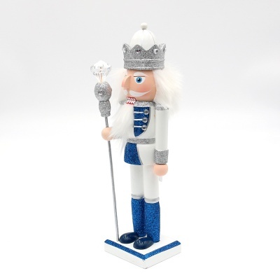 Boneco Quebra-Nozes decorativo com coroa prateada e vestido branco com azul glitter
