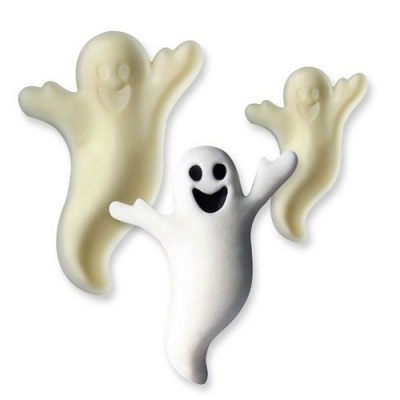 Três bonecos de fantasmas brancos e creme sorridentes sobre fundo branco