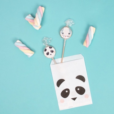 Sacos de papel com rosto de panda e pirulitos embalados, com marshmallows coloridos