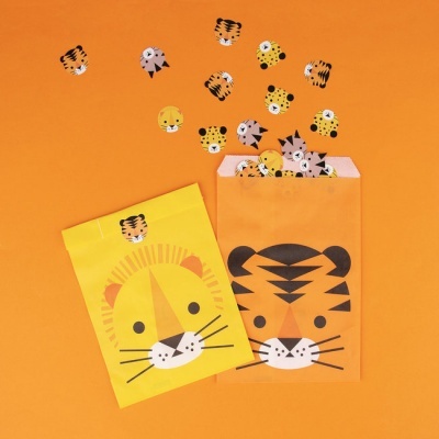 Caixas de papel amarelas e laranja com rostos de animais e pequenos objetos decorativos circulares coloridos