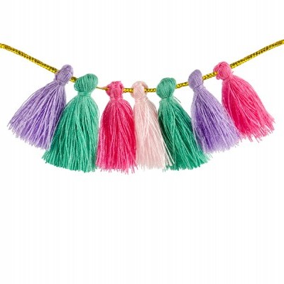 Guirlanda decorativa com franjas coloridas penduradas