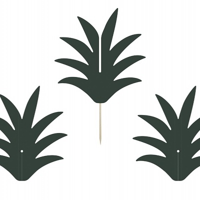 Três decorações verdes em forma de folhas de palmeira com hastes finas