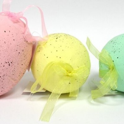Ovos decorativos coloridos com fitas de organza