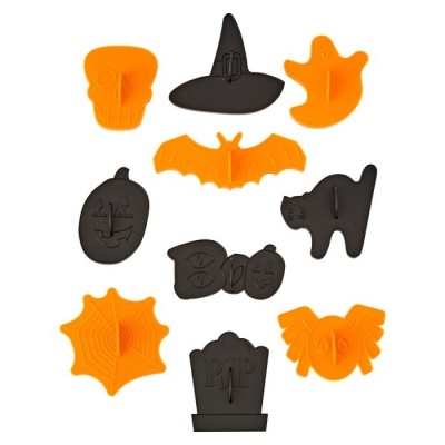 Conjunto de cortadores de biscoitos de Halloween em plástico laranja e preto com várias formas temáticas.